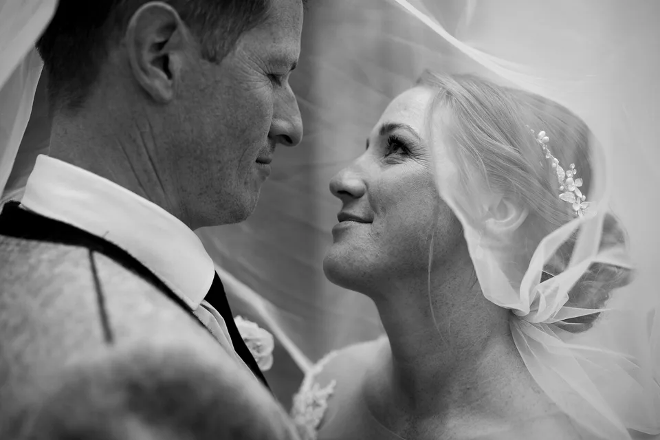 Brautpaar beim Hochzeitstanz, Schwarzweißaufnahme